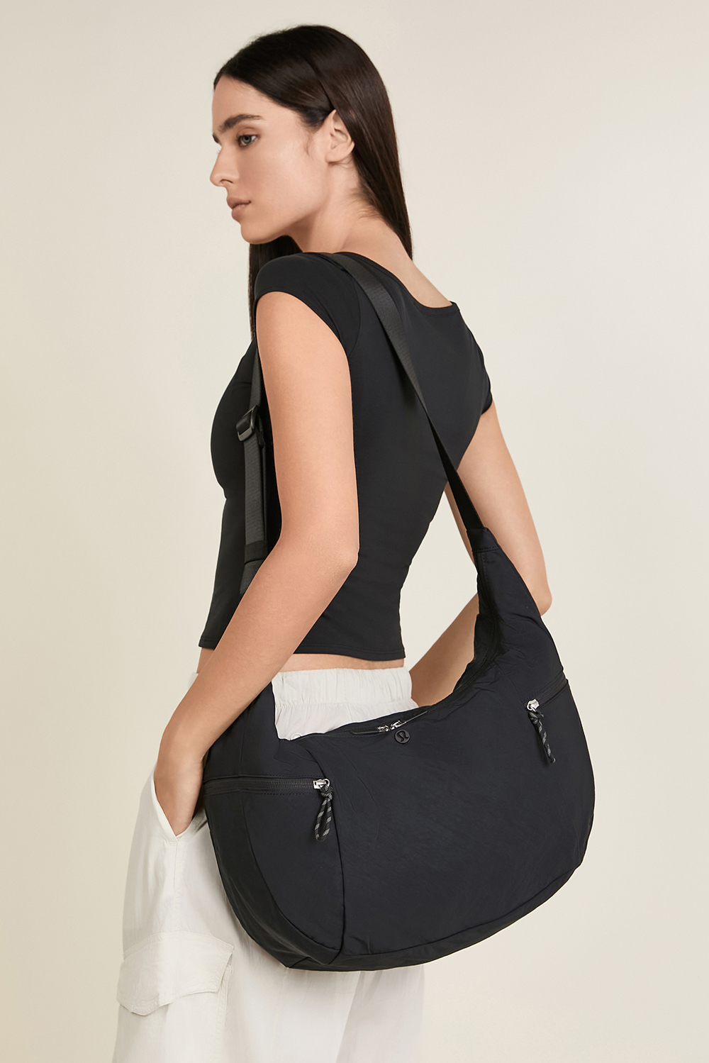 תמונת כל הלוק של Large Slouchy Sling Bag 13L LULULEMON